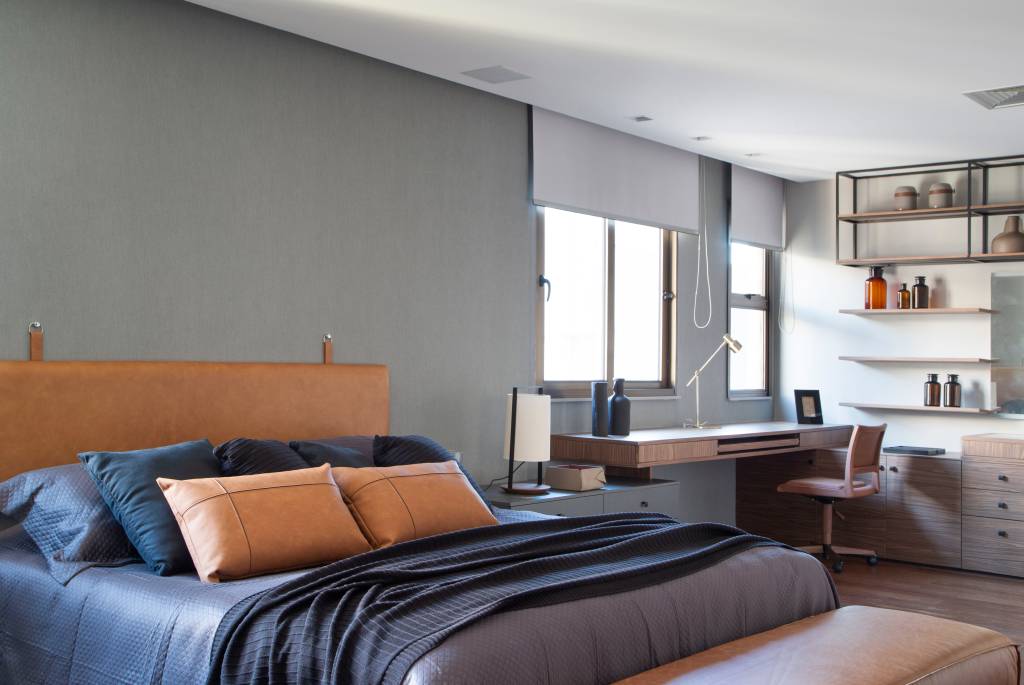 mix-moderno-contemporaneo-ape-350m-gabriela-eloy-15 Quarto com home office , cama e cabeceira de couro.