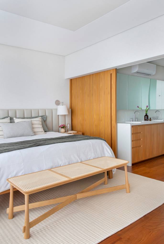 paleta-cores-claras-ripados-madeira-ape-275m-studio021arquitetura-16-quarto Quarto; suíte com cama de casal, cabeceira estofada e banheiro e closet com porta de correr de madeira.