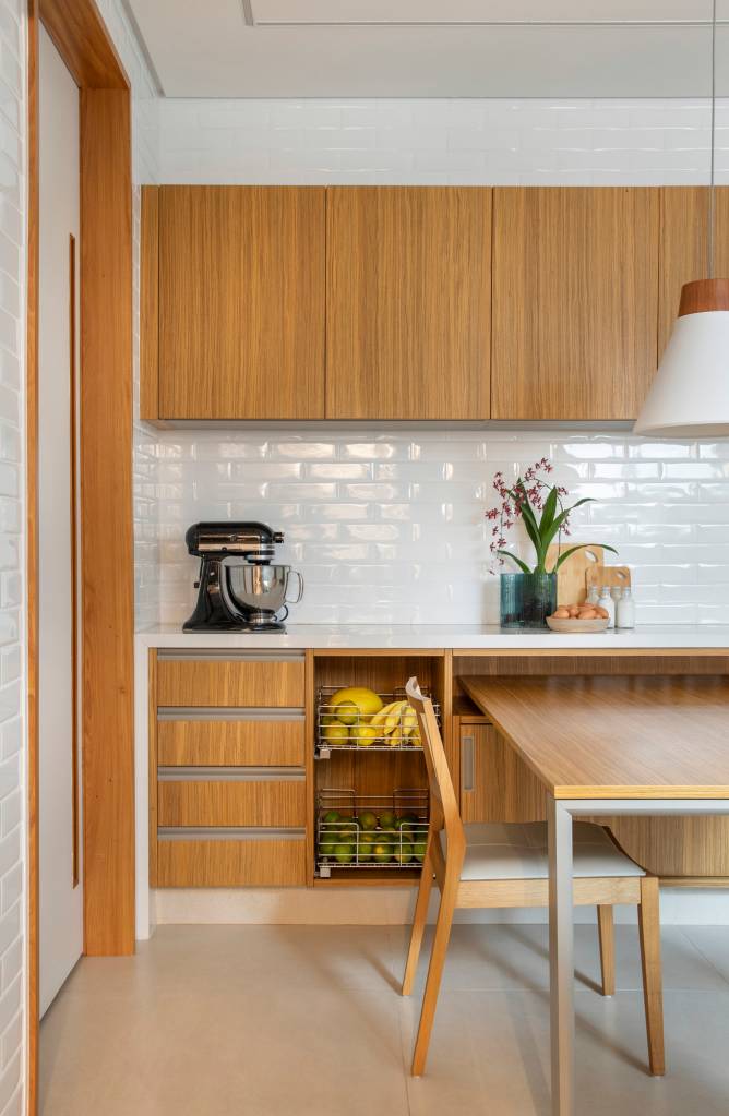 paleta-cores-claras-ripados-madeira-ape-275m-studio021arquitetura-29-cozinha Cozinha com marcenaria na cor madeira, copa e backsplash de tijolinhos brancos tipo subway tiles.