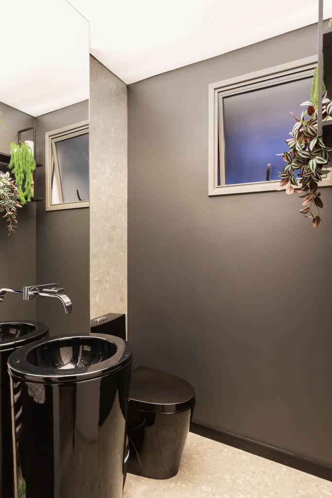 paleta-cores-preto-paineis-ripados-ape-156m-tulli-studio-27-banheiro-lavabo Lavabo com parede e pia preta.
