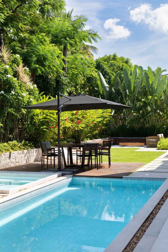 pe-direito-alto-teto-ripado-casa-634m-up3-arquitetura-14-piscina Jardim com piscina.