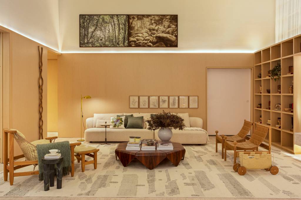 quiet-luxury-feng-shui-indiano-loft-120-m2-bianca-da-hora-credito-mca-estudio (8) Quiet luxury e feng shui indiano marcam este loft de 120 m², Projeto de Bianca Da Hora Arquitetura para a CASACOR SP 2023. Na foto, sala de estar com meia-parede, quadros, estante e sofá.