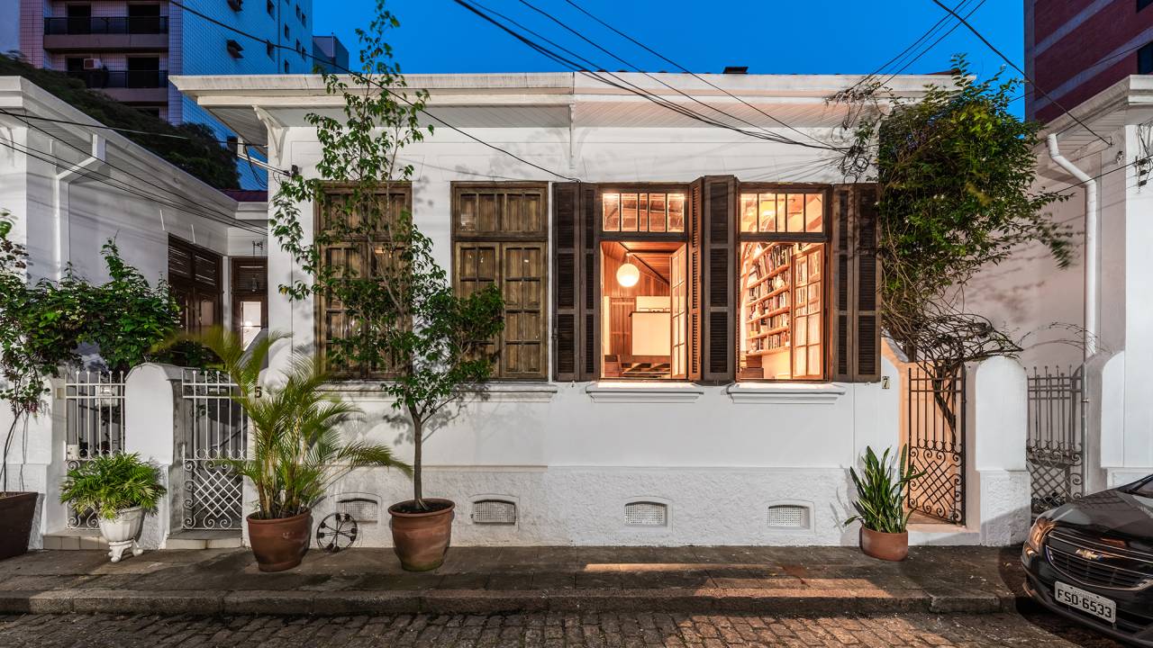 Reforma em casa 100 m² resgata a arquitetura do início do século XX. Projeto Meridional Arquitetura. Na foto, fachada da casa com janelas.