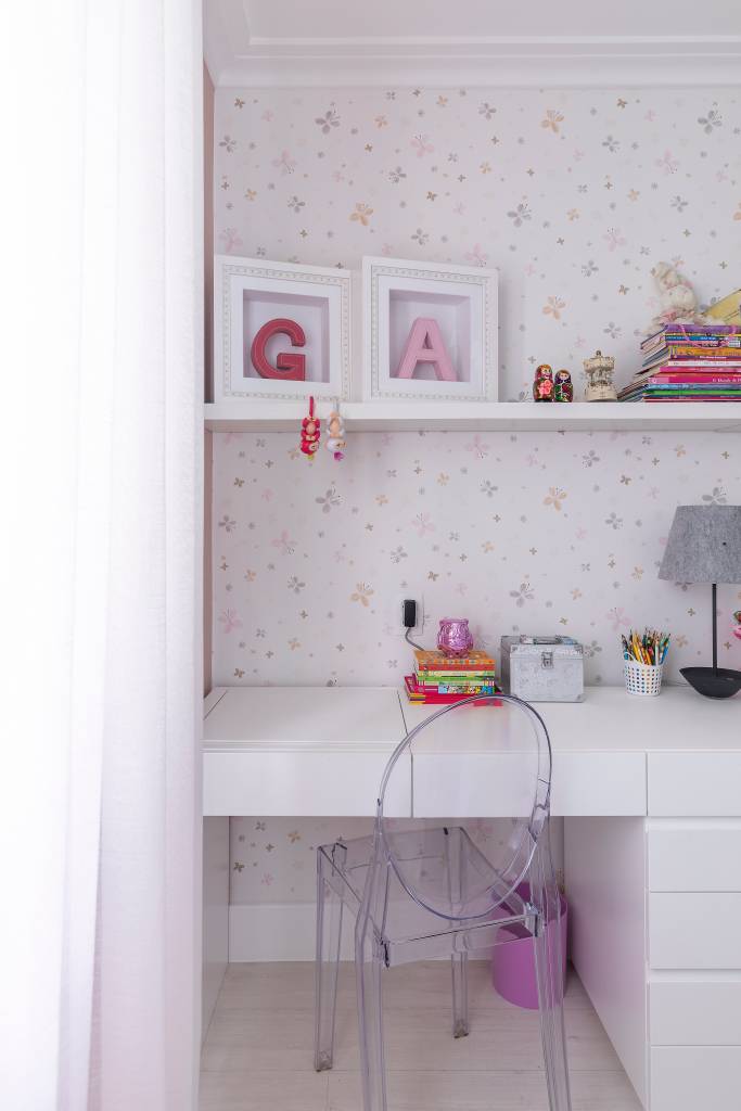solucoes-camufladas-estilo-decor-carina-dal-fabbro-03 Quarto infantil com penteadeira branca que funciona como bancada de estudos.