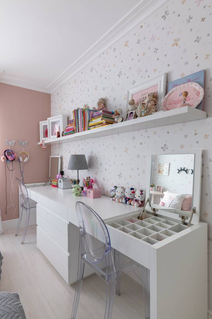 solucoes-camufladas-estilo-decor-carina-dal-fabbro-04 Quarto infantil com penteadeira branca que funciona como bancada de estudos.
