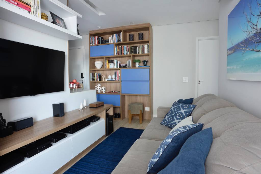 solucoes-camufladas-estilo-decor-carina-dal-fabbro-12 Sala de tv com sofá cinza e estante com nichos