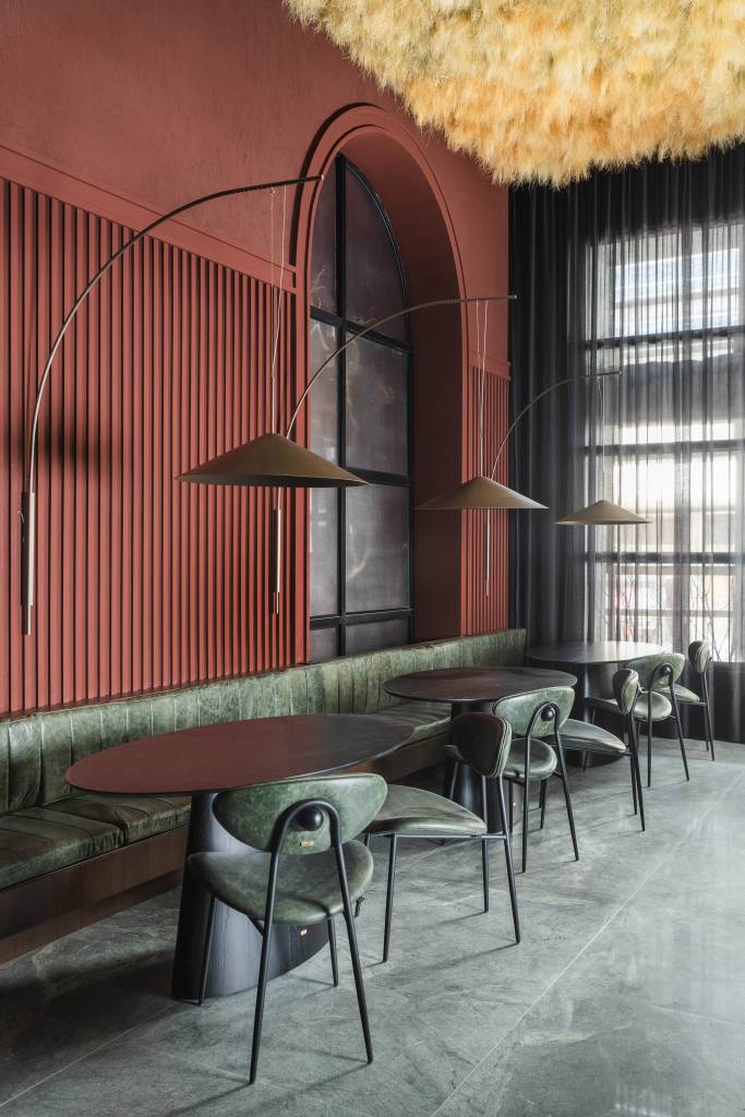 web_alteraarquitetura_casacor2023_mortattistudio-13 50 mil hastes de aspargos secos adornam o teto deste restaurante. Projeto de Renan Altera para a CASACOR SP 2023. Na foto, teto de aspargo, mesa preta e sofá verde.