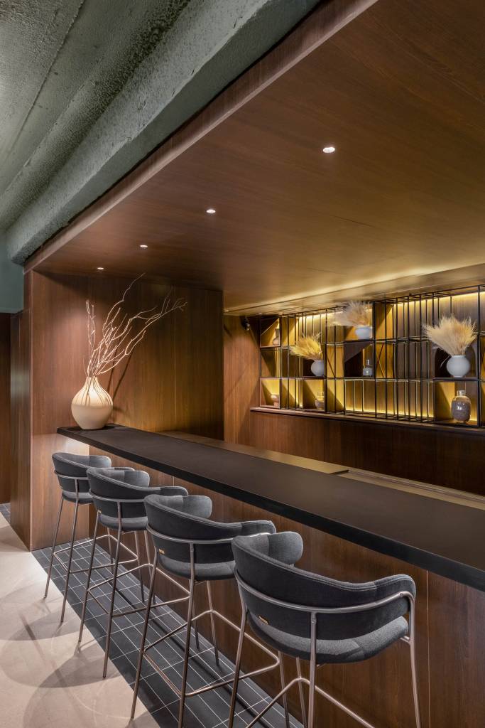 web_alteraarquitetura_casacor2023_mortattistudio-22 50 mil hastes de aspargos secos adornam o teto deste restaurante. Projeto de Renan Altera para a CASACOR SP 2023. Na foto, bar iluminado com caixa de madeira.