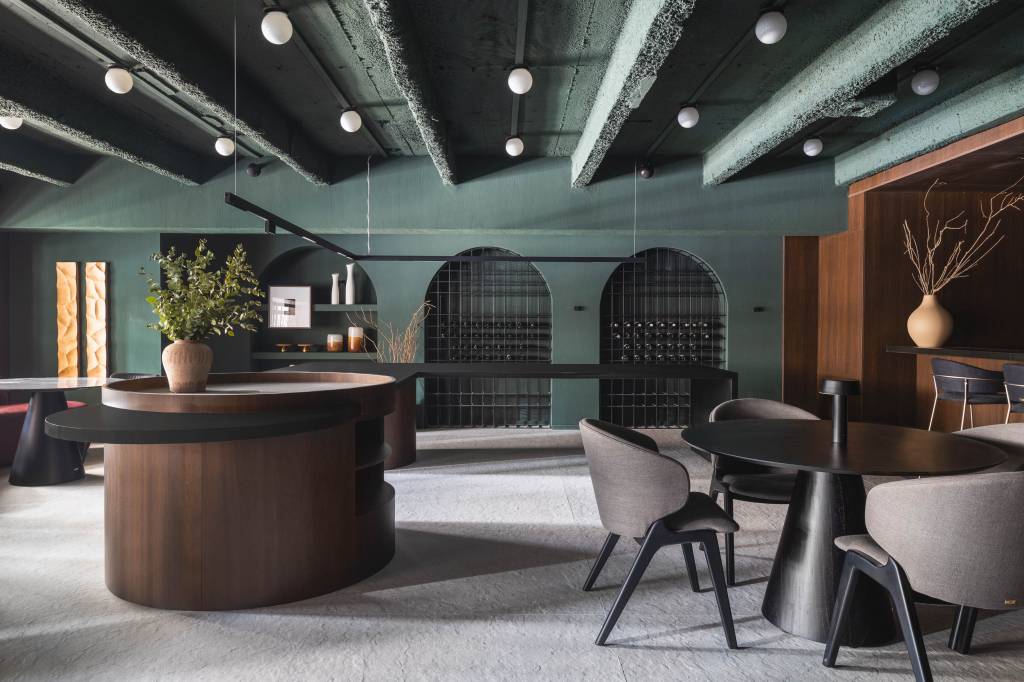 web_alteraarquitetura_casacor2023_mortattistudio-4 50 mil hastes de aspargos secos adornam o teto deste restaurante. Projeto de Renan Altera para a CASACOR SP 2023. Na foto, buffet redondo, adega e mesas orgânicas.