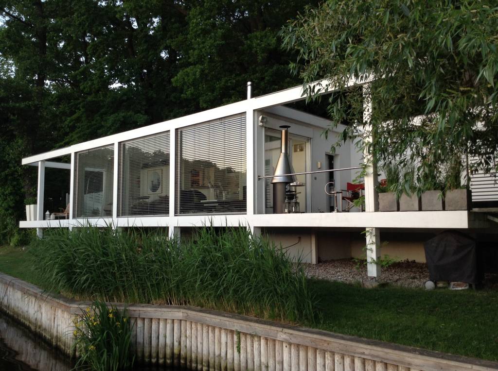 AIRBNB Bauhaus_Alloggio affacciato_Berlin_Charlottenburg_Germania1 Seelodge no rio Havel, na Alemanha.