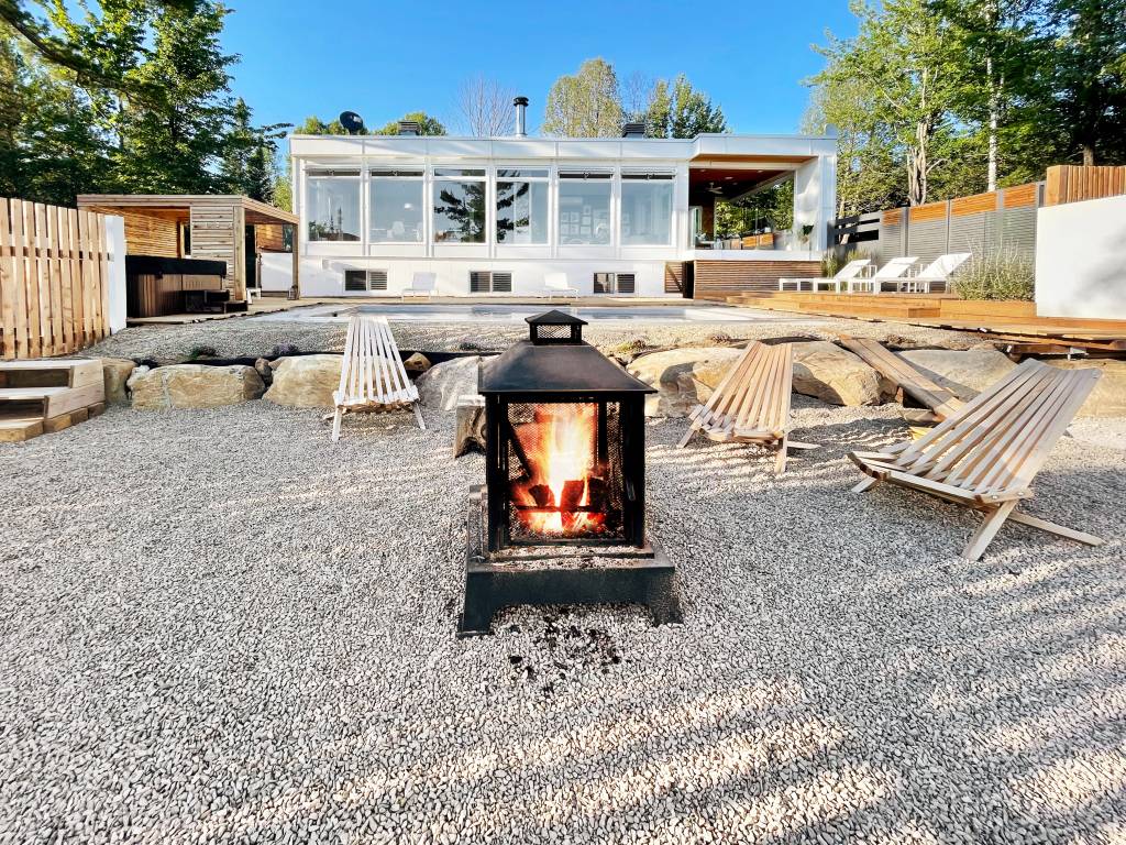 AIRBNB Bauhaus_Cottage nascosto_Saint Jean de Matha_Canada3_Photo credit Annie Fafard Chalé nas florestas do Canadá.