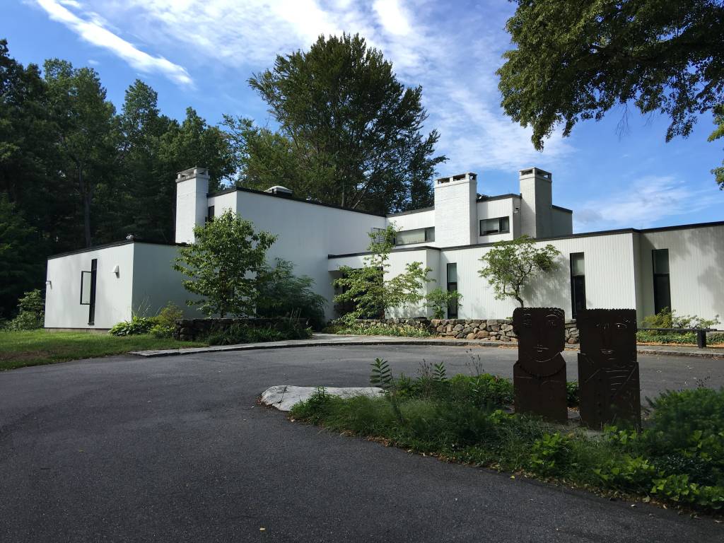AIRBNB Bauhaus_Villa d’autore_Bedford_Stati Uniti1 Retiro da Bauhaus com piscina perto de Boston.