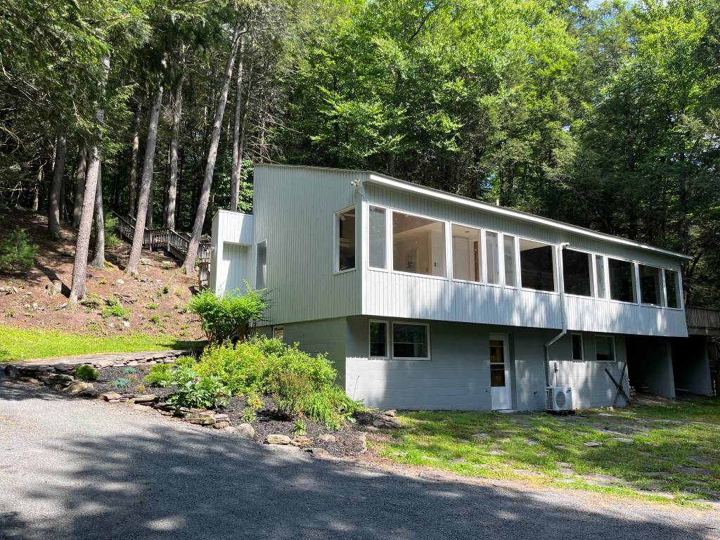 AIRBNB Bauhaus_appartamento moderno_Chichester_Stati Uniti1 Stream-Side Mid-Century Loft Home, em Nova York.