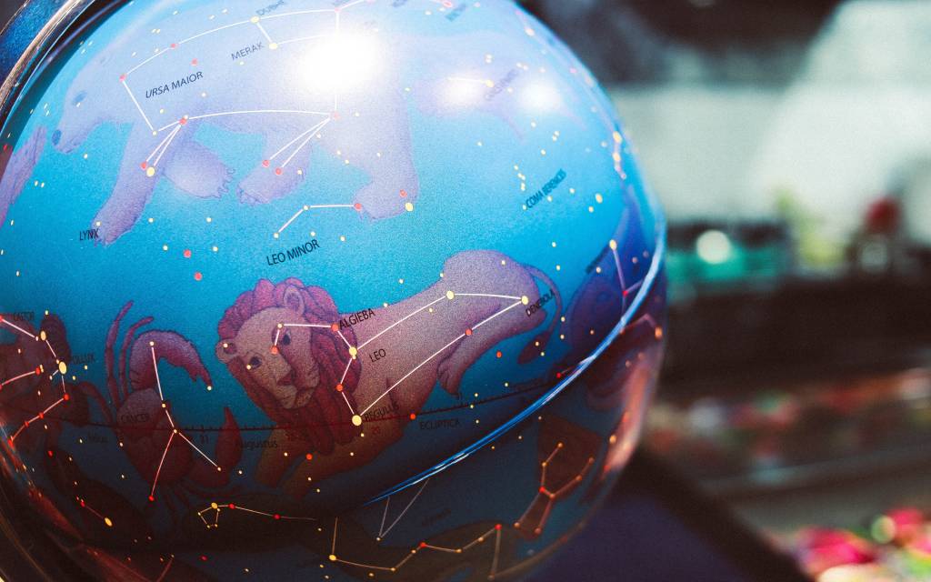 aromaterapia-zodiaco-qual-aroma-cada-signo-nastya-dulhiier-unsplash Globo mostrando as constelações e signos