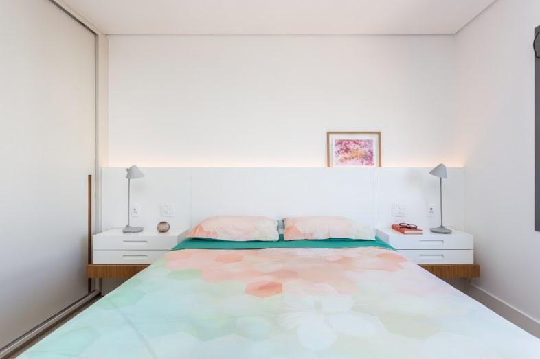 atmosfera-personalizada-apes-com-a-mesma-planta-studio-tan-gram-11 Quarto com clean com cabeceira de marcenaria branca.