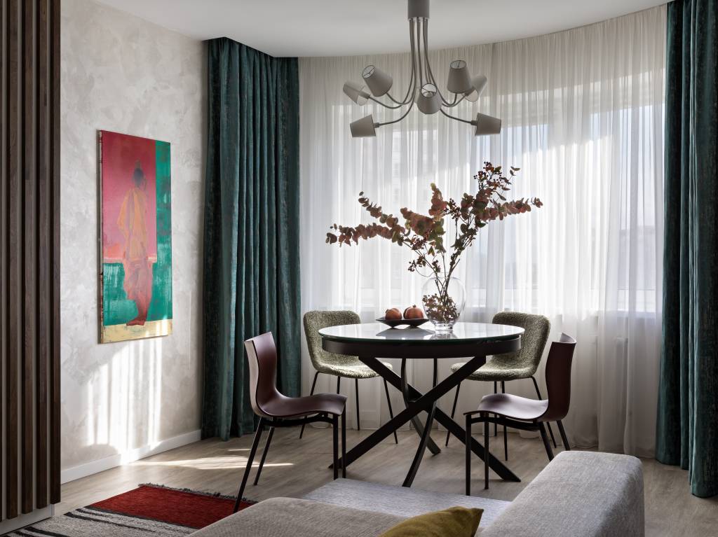 Backsplash com armazenamento oculto é destaque em apê de 78m²