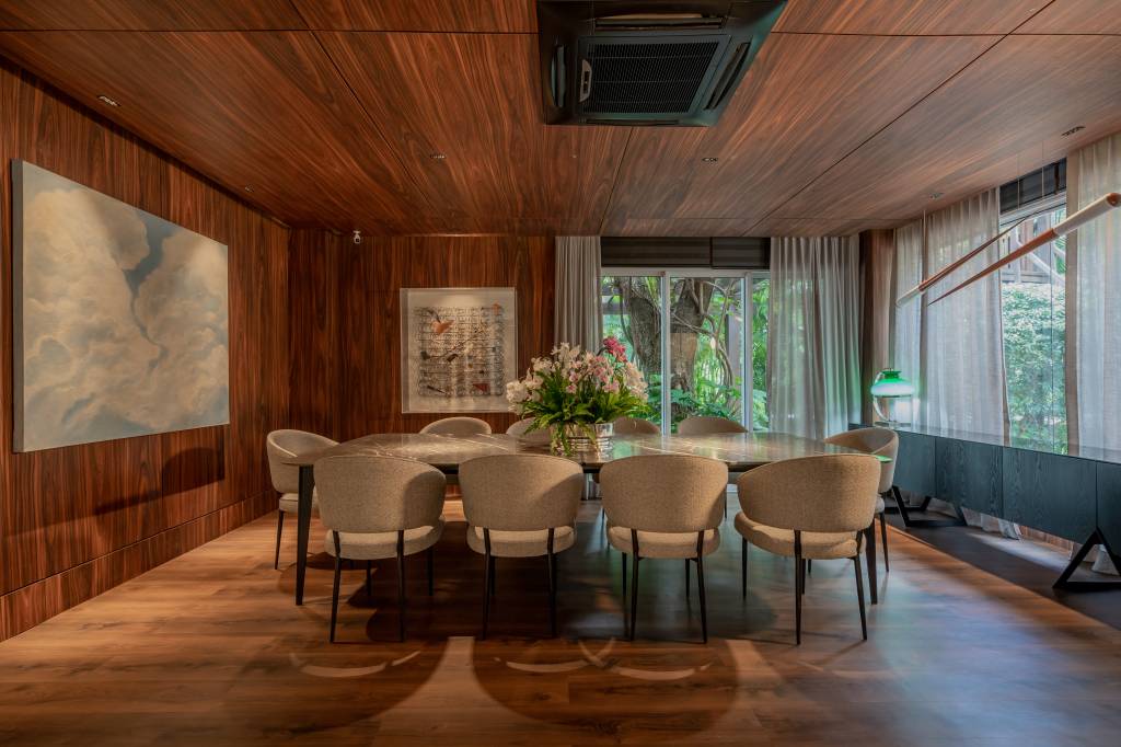 casa-785m-digital-influencer-salao-de-beleza-rosa-romario-rodrigues-arquitetos-01 Projeto de Romário Rodrigues Arquitetos. Na foto, sala de jantar com piso e paredes em madeira com mesa de jantar retangular.
