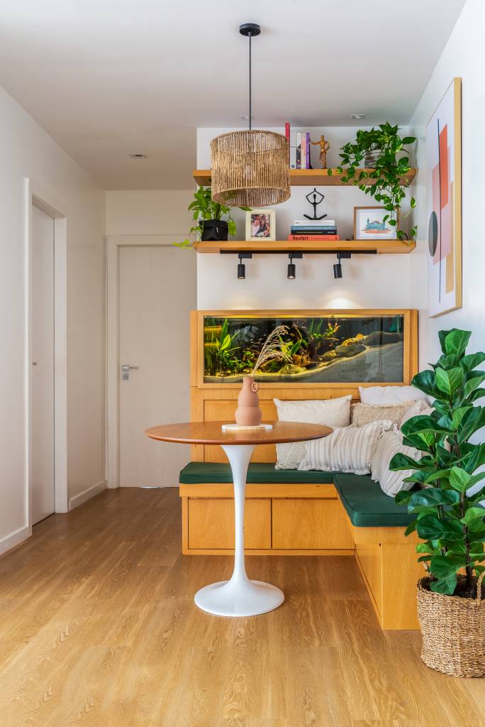 estilo-escandinavo-leveza-ape-96m-djanira-cabral-11-sala-canto-alemao-plantas Projeto de Djanira Cabral. Na foto, canto alemão com plantas e mesa redonda.