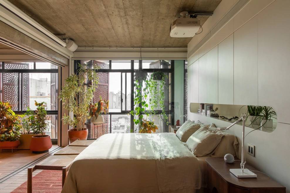 estudio-guto-requena-ape-layout-flexivel-plantas-10-quarto Projeto de Estudio Guto Requena. Na foto, quarto com janela grande e plantas.