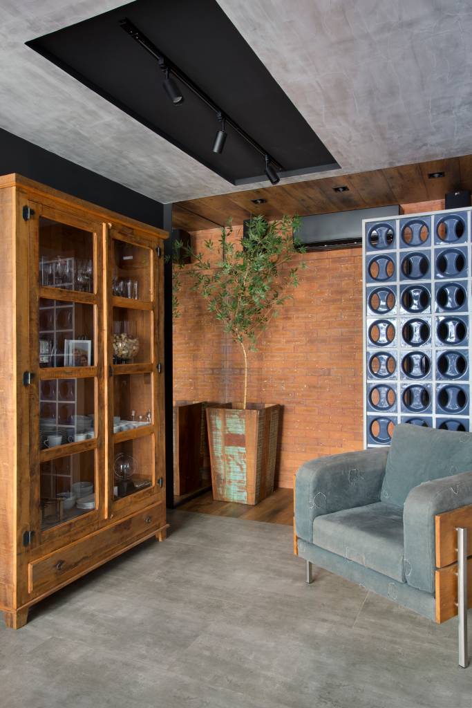 loft-70-m2-decor-industrial-inspirado-nova-york-rafael-mirza-credito-denilson-machado (4) Loft de 70 m² ganha décor industrial inspirado em Nova York. Projeto de Rafael Mirza. Na foto, sala com parede de tijolo aparente, teto de cimento queimado, parede de cobogós.