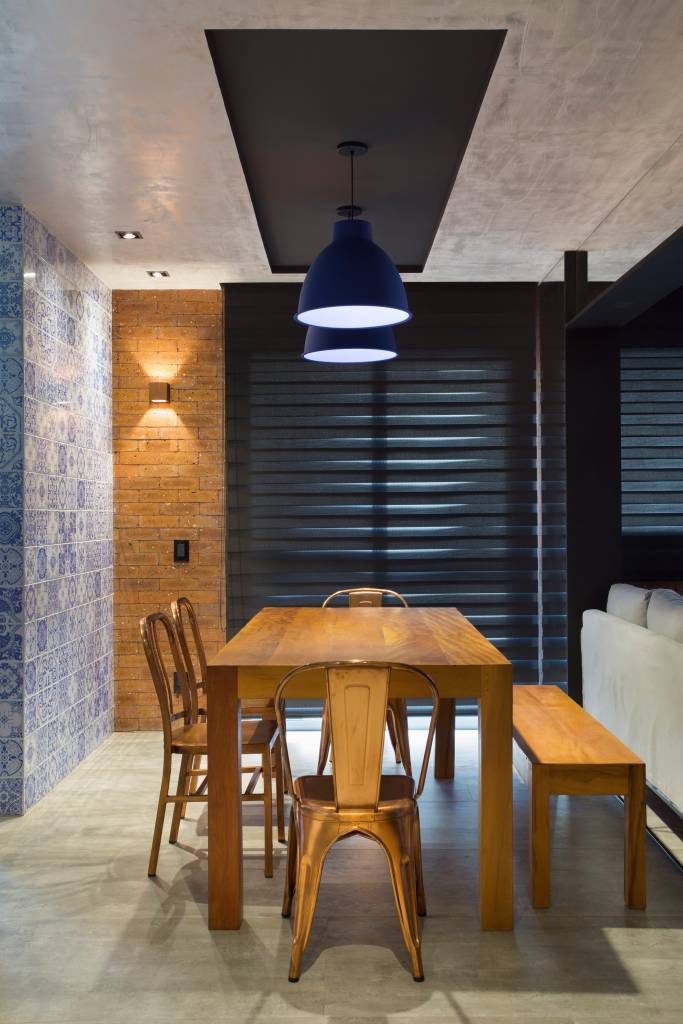 loft-70-m2-decor-industrial-inspirado-nova-york-rafael-mirza-credito-denilson-machado (5) Loft de 70 m² ganha décor industrial inspirado em Nova York. Projeto de Rafael Mirza. Na foto, sala de jantar com mesa, banco e cortina preta.