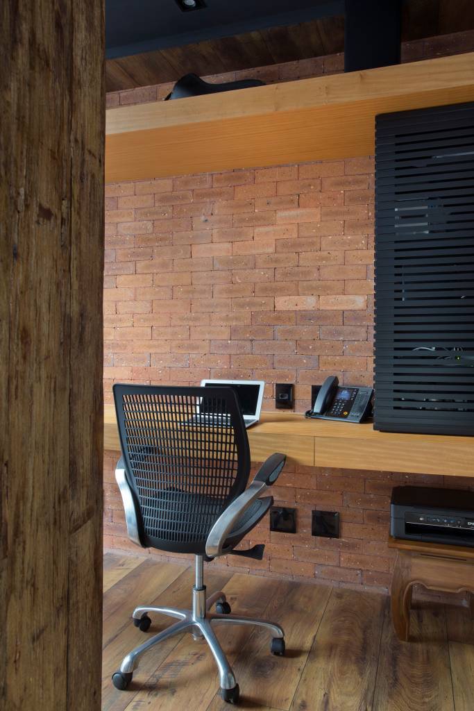 loft-70-m2-decor-industrial-inspirado-nova-york-rafael-mirza-credito-denilson-machado (7) Loft de 70 m² ganha décor industrial inspirado em Nova York. Projeto de Rafael Mirza. Na foto, home office com parede de tijolo aparente.