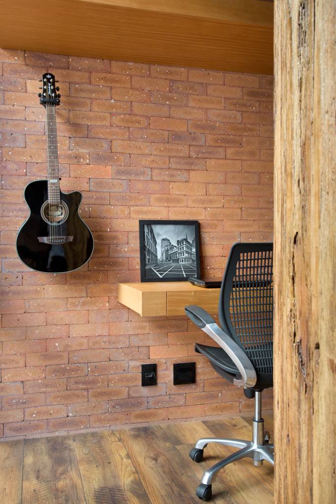 loft-70-m2-decor-industrial-inspirado-nova-york-rafael-mirza-credito-denilson-machado (8) Loft de 70 m² ganha décor industrial inspirado em Nova York. Projeto de Rafael Mirza. Na foto, home office com parede de tijolo aparente.