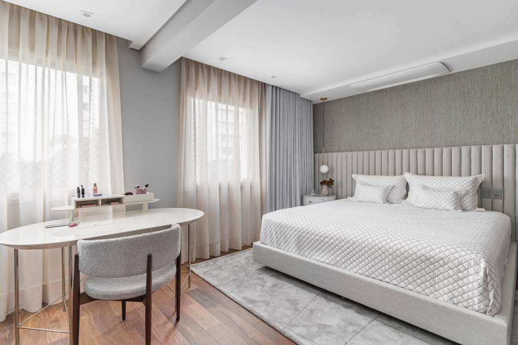reforma-cria-suite-closet-integrado-spaco-interior-13-quarto Quarto com cama de casal, cabeceira cinza, mesa de penteadeira.