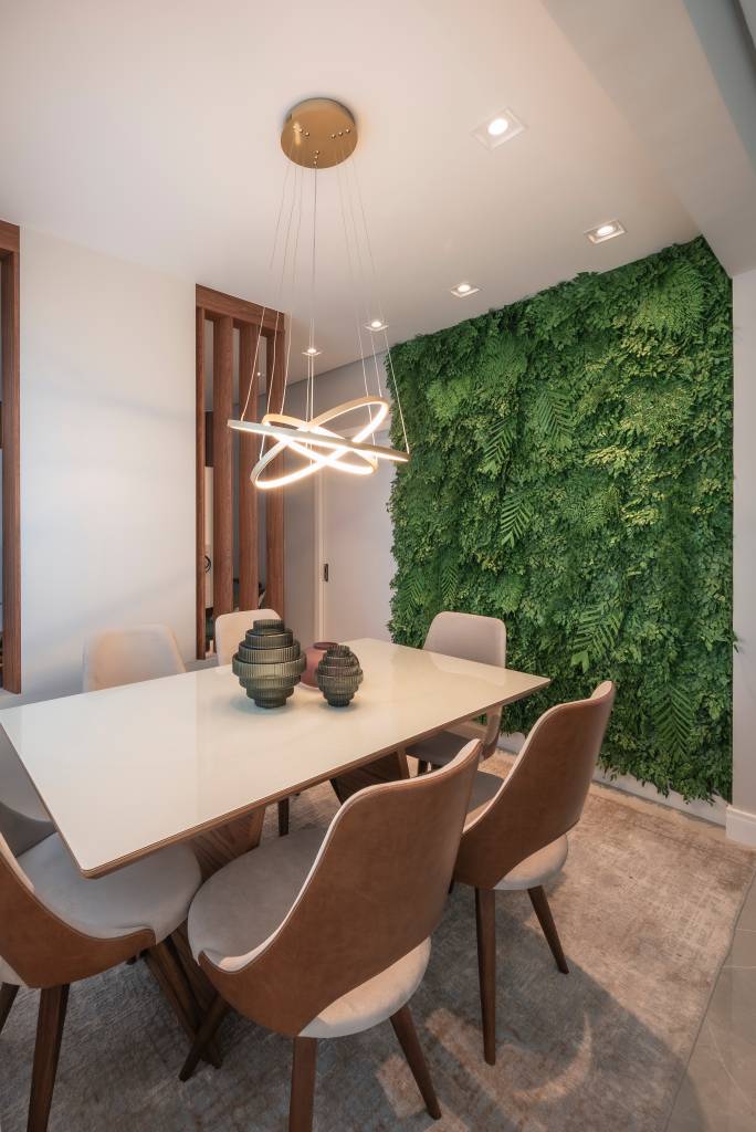reforma-integra-aproveita-ape-110m-com-planta-irregular-pb-arquitetura-04-jantar-jardim-vertical Projeto de PB Arquitetura. Na foto, sala de jantar com mesa de tampo retangular branco e luminária.