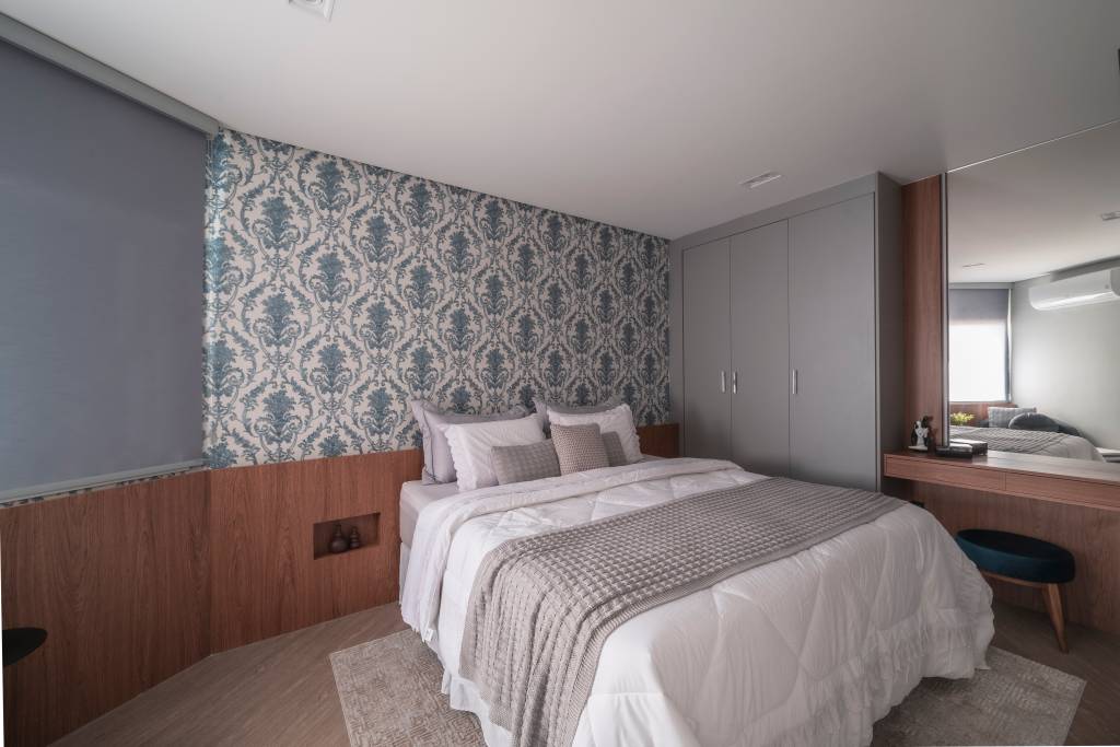 reforma-integra-aproveita-ape-110m-com-planta-irregular-pb-arquitetura-08-quarto-papel-de-parede Projeto de PB Arquitetura. Na foto, quarto com cama de casal, cabeceira de madeira e papel de parede.