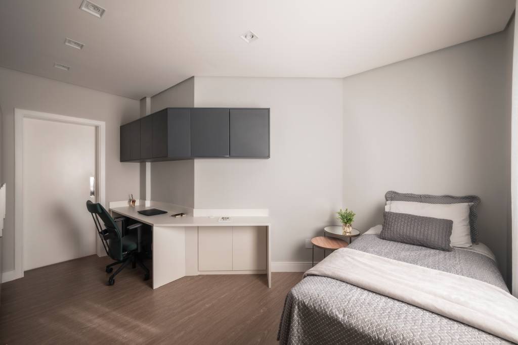 reforma-integra-aproveita-ape-110m-com-planta-irregular-pb-arquitetura-13-quarto Projeto de PB Arquitetura. Na foto, quarto com planta irregular com home office.