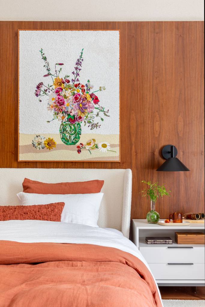 suite-ganha-conforto-quarto-hotel-paredes-madeira-paula-muller-casacor-rio-credito-denilson-machado (6) 3 jeitos fáceis de usar materiais naturais na decoração; Na foto, quadro, arranjo floral e macramê