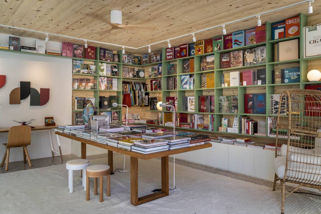 tres-conteineres-cafe-e-livraria-mauricio-nobrega-casacor-rio-2023-12 Quintal - ambiente de Maurício Nóbrega para a CASACOR Rio 2023. Livraria com estante de nichos verde.