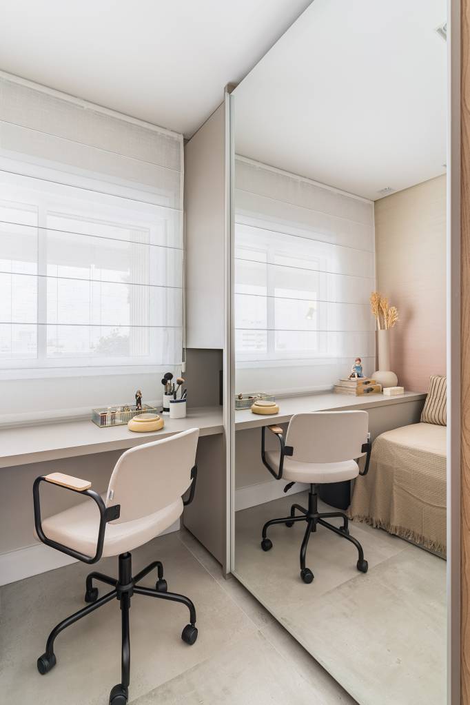 apartamento-60-m2-decor-delicado-repleto-madeira-plantas-bia-hajnal-credito-kadu-lopes (6) Apartamento de 60 m² ganha décor delicado repleto de madeira e plantas. Projeto de Bia Hajnal. Na foto, home office com papel de parede que imita linho.