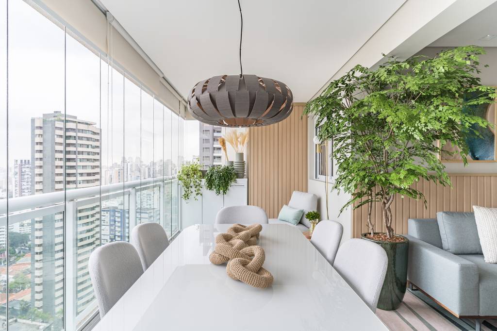 apartamento-60-m2-decor-delicado-repleto-madeira-plantas-bia-hajnal-credito-kadu-lopes (8) Apartamento de 60 m² ganha décor delicado repleto de madeira e plantas. Projeto de Bia Hajnal. Na foto, varanda com cantinho de leitura e plantas.