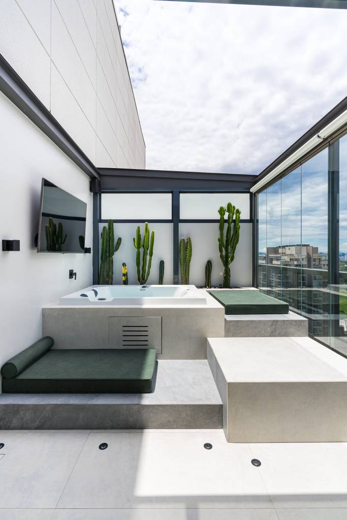 ape-140-m2-estilo-industrial-pia-quarto-jardim-cactos-gabriela-prado-kadu-lopes (7) Apê de 140 m² com estilo industrial tem pia no quarto e jardim de cactos. Projeto de Gabriela Prado. Na foto, terraço com jacuzzi e jardim de cactos.