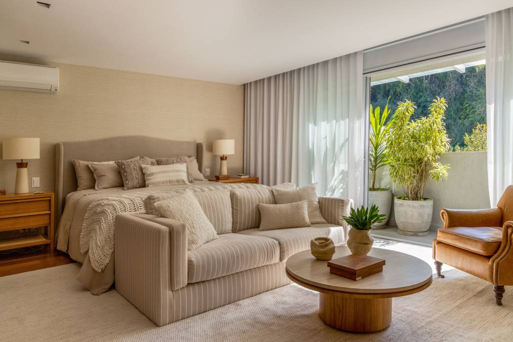 casa-5-andares-ambientes-integrados-piscina-de-borda-infinita-escala-arquitetura-11-quarto Projeto de Escala Arquitetura. Na foto, quarto bege com cama de casal, cabeceira estofada, sofá no pé da cama e mesas laterais com abajur.