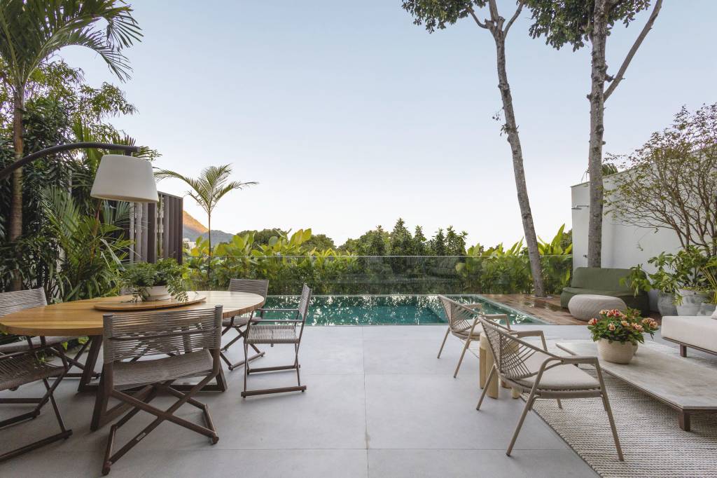 casa-5-andares-ambientes-integrados-piscina-de-borda-infinita-escala-arquitetura-29 Projeto de Escala Arquitetura. Na foto, área externa com mesa, cadeiras e piscina com borda infinita.