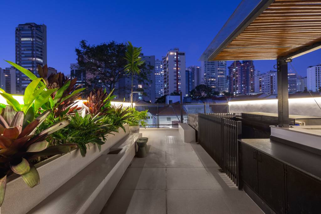 casa-vila-rooftop-hidromassagem-banheiro-claraboia-maoquadrado-31 Projeto de M² Arquitetura. Na foto, rooftop com hidromassagem e plantas.