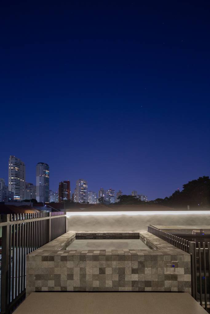 Projeto de M² Arquitetura. Na foto, rooftop com hidromassagem e plantas.