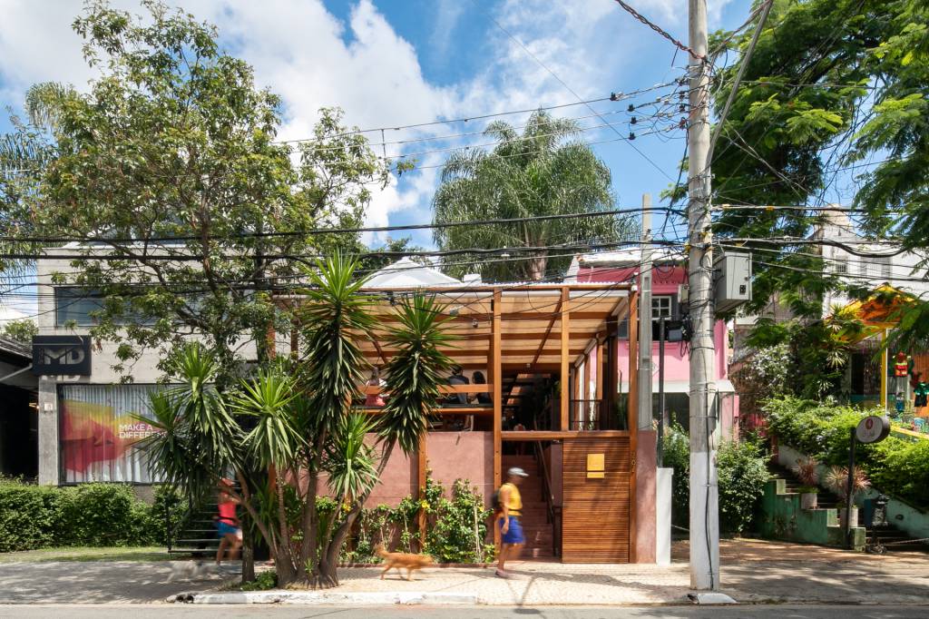 Cerrado brasileiro e acessibilidade marcam projeto deste restaurante. Projeto de Vaga Arquitetura.