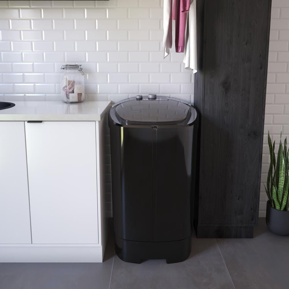como-remover-tipos-manchas-roupas-01 Lavanderia com parede de subway tiles e tanquinho preto.
