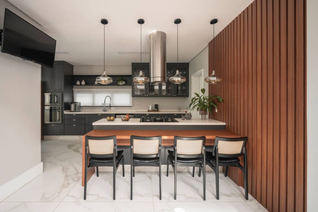 como-usar-preto-decoracao-como-equilibrar-tom-pb-arquitetura-01-cozinha-integrada Projeto de PB Arquitetura. Na foto, cozinha com marcenaria preta, ilha e bancada de refeições.