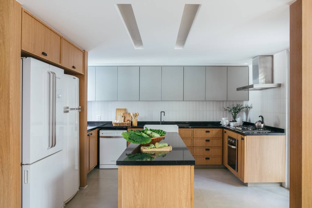 cozinha-copa-28m-mesa-redonda-canto-alemao-amaisgarquitetura-01 Projeto de Studio A+G Arquitetura. Na foto, cozinha com armários cinza e amadeirados e bancada preta. Ilha com bancada preta.