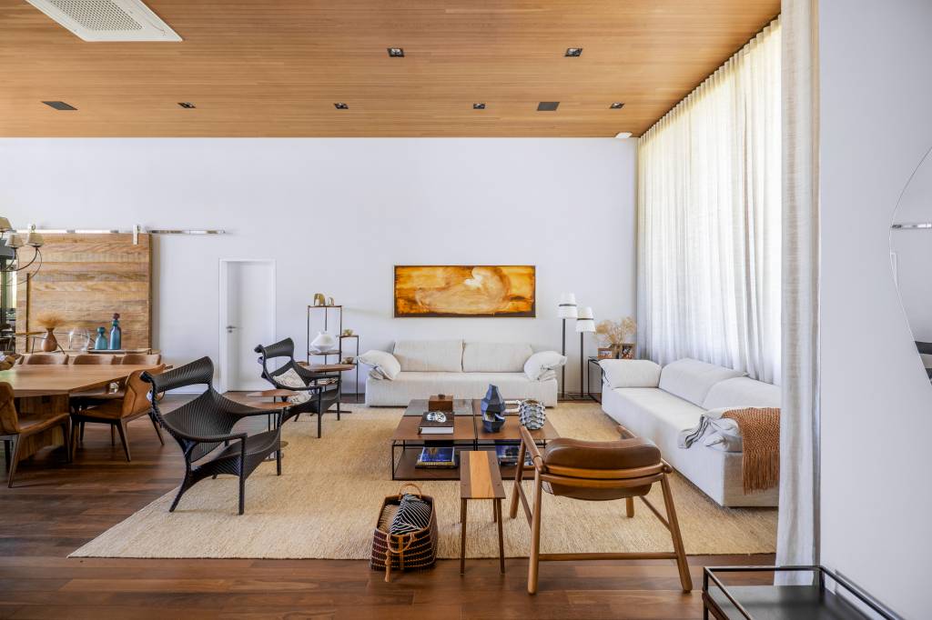 decor-contemporaneo-toques-rusticos-casa-campo-406m-tm-arquitetura-01-sala-estar Projeto de TM Arquitetura. Na foto, sala de estar com decoração rústica com piso e teto de madeira, sofás brancos e cortina branca.