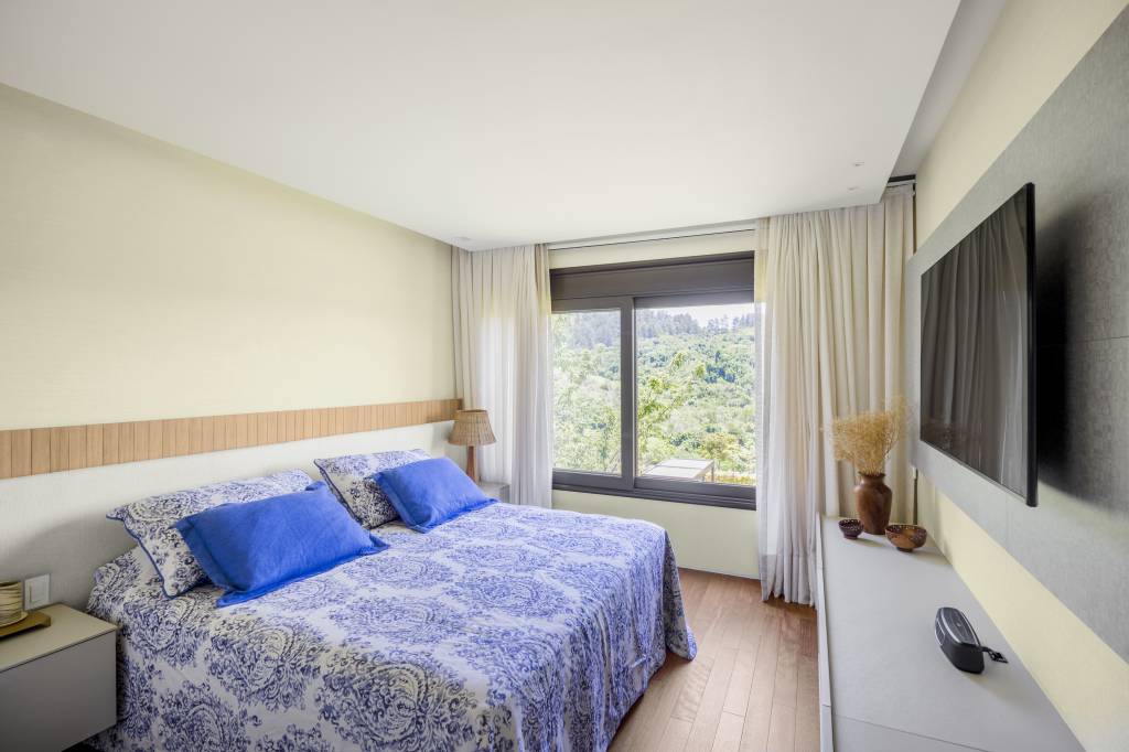 decor-contemporaneo-toques-rusticos-casa-campo-406m-tm-arquitetura-11-quarto Projeto de TM Arquitetura. Na foto, quarto com cama de casal e janela com vista para paisagem.
