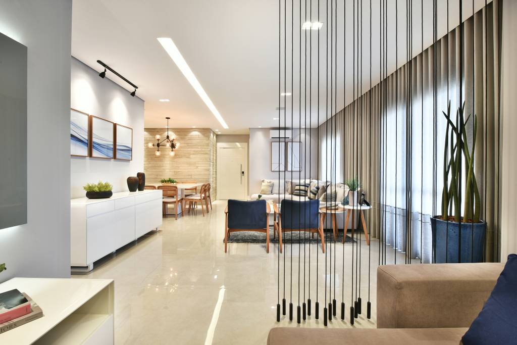 divisoria-de-ambientes-vantagens-delimitar-sem-separar-rosangela-pena-04 Projeto de Rosângela Pena. Na foto, sala de estar com piso de porcelanato e cortina de cordas como divisória.