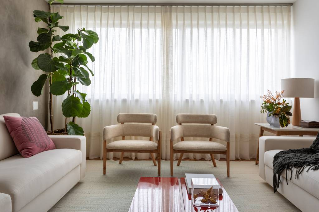 estante-vintage-reforma-de-ape-de-160m-vivi-cirello-07-sala-planta-ficus Projeto de Vivi Cirello. Na foto, sala de estar com tapete neutro, duas poltronas, planta ficus e cortina de linho.