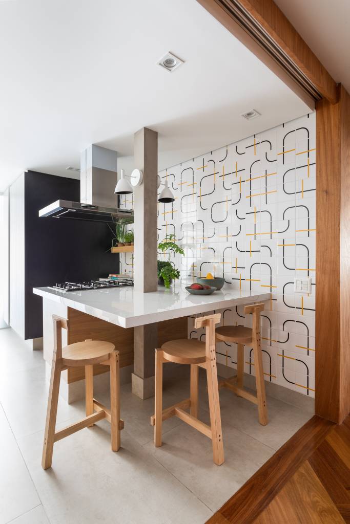 estante-vintage-reforma-de-ape-de-160m-vivi-cirello-16-cozinha Projeto de Vivi Cirello. Na foto, cozinha com ilha e bancada para refeições, parede de azulejos geométricos.