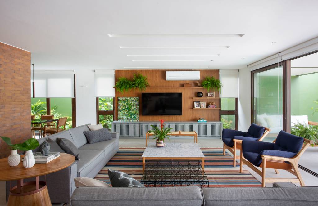 garagem-casa-420m-transformada-loft-studio-duas-arquitetura-08-tapete-listrado Projeto de Studio Duas Arquitetura. Na foto, sala de estar com janelas, tapete listrado, sofás cinzas e mesa de centro.